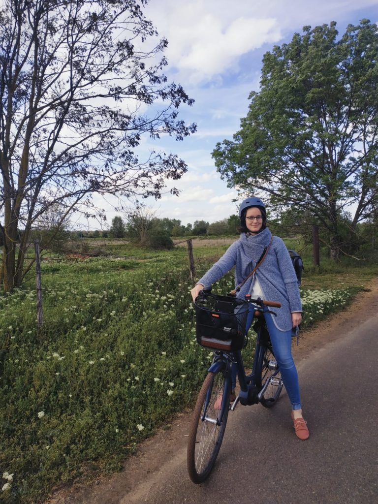 Maman sur vélo électrique avec casque 